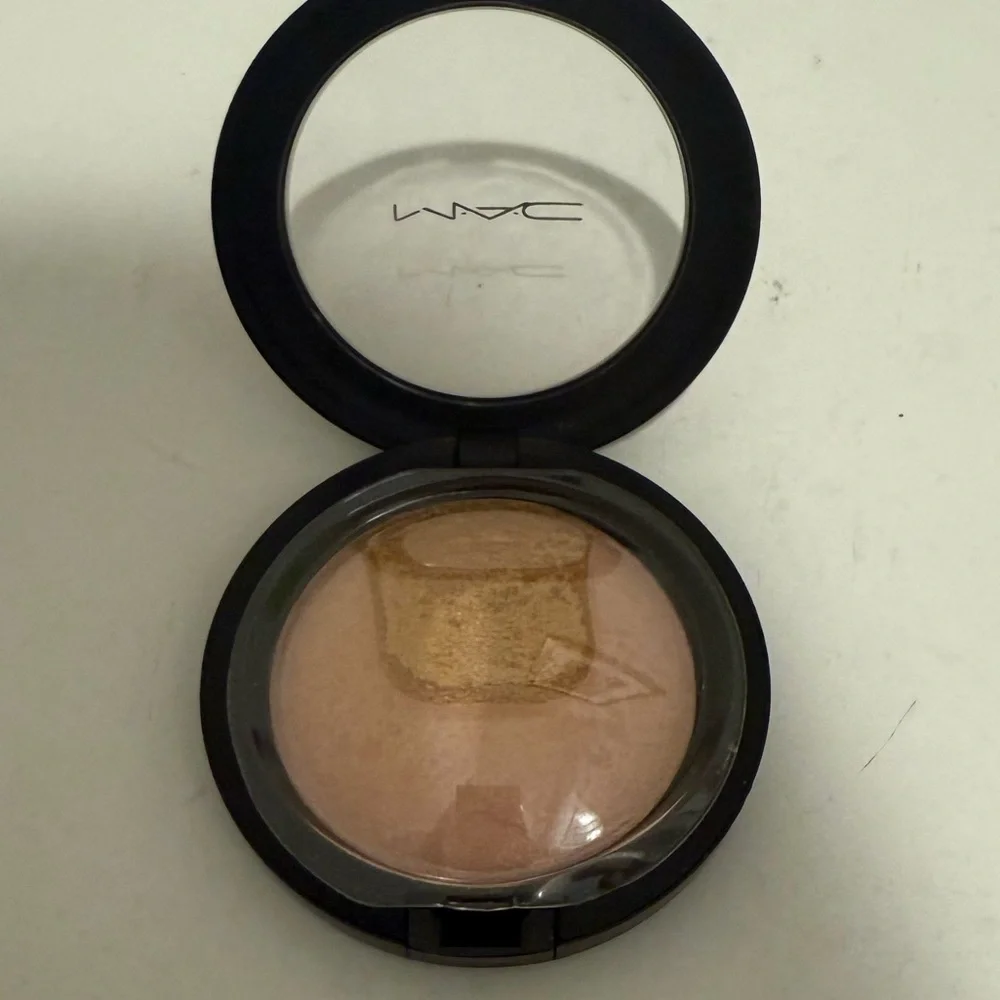 MAC Centre of Attention Mineralize Skinfinish MSF Highlighter Divine Night NEW